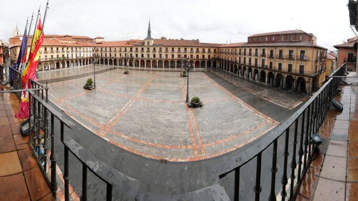 Aspecto que presentaba la plaza Mayor el pasado Viernes Santo. RAMIRO