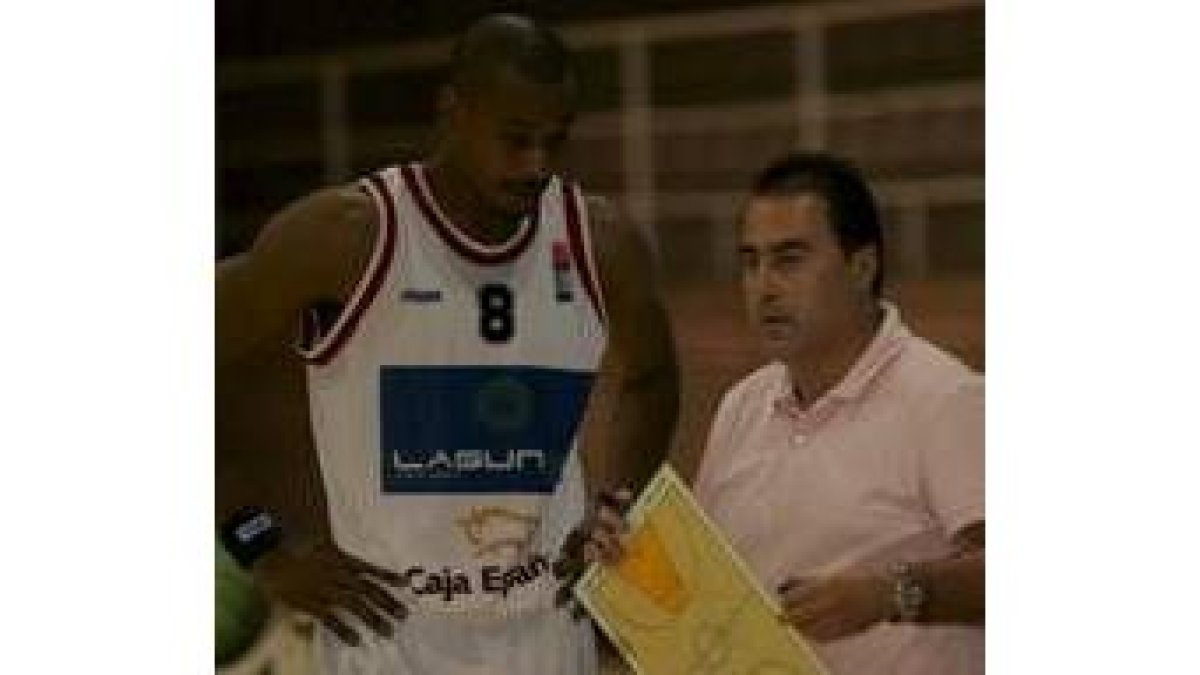 Gustavo Aranzana da unas indicaciones a Silas Mills antes de un partido