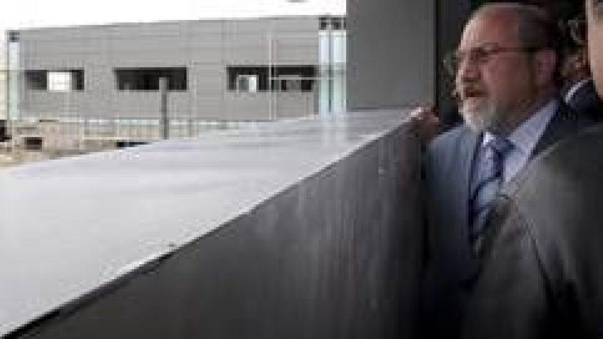 José Valín visitó ayer las obras del laboratorio de sanidad animal