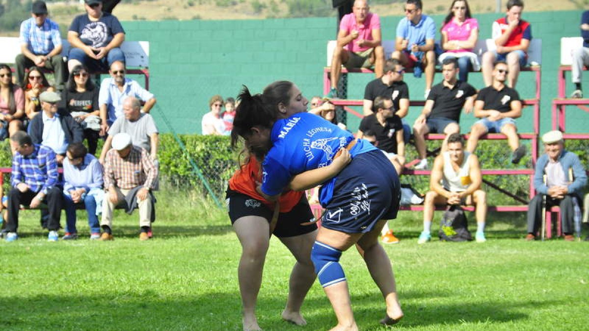María Rubiera y Vanessa Santos, durante su combate. ÁLVARO QUIÑONES