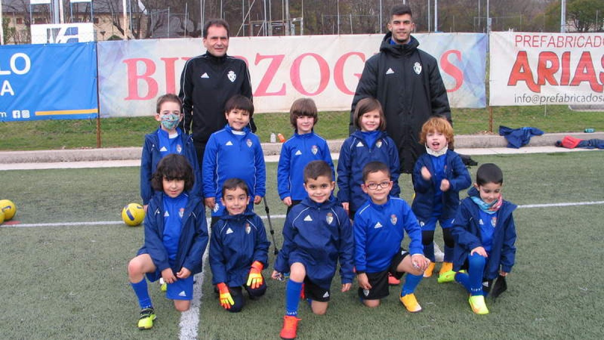 Formación del equipo del Soccer Ponferradina que disputa la Liga Debutantes. MANUEL MACÍAS