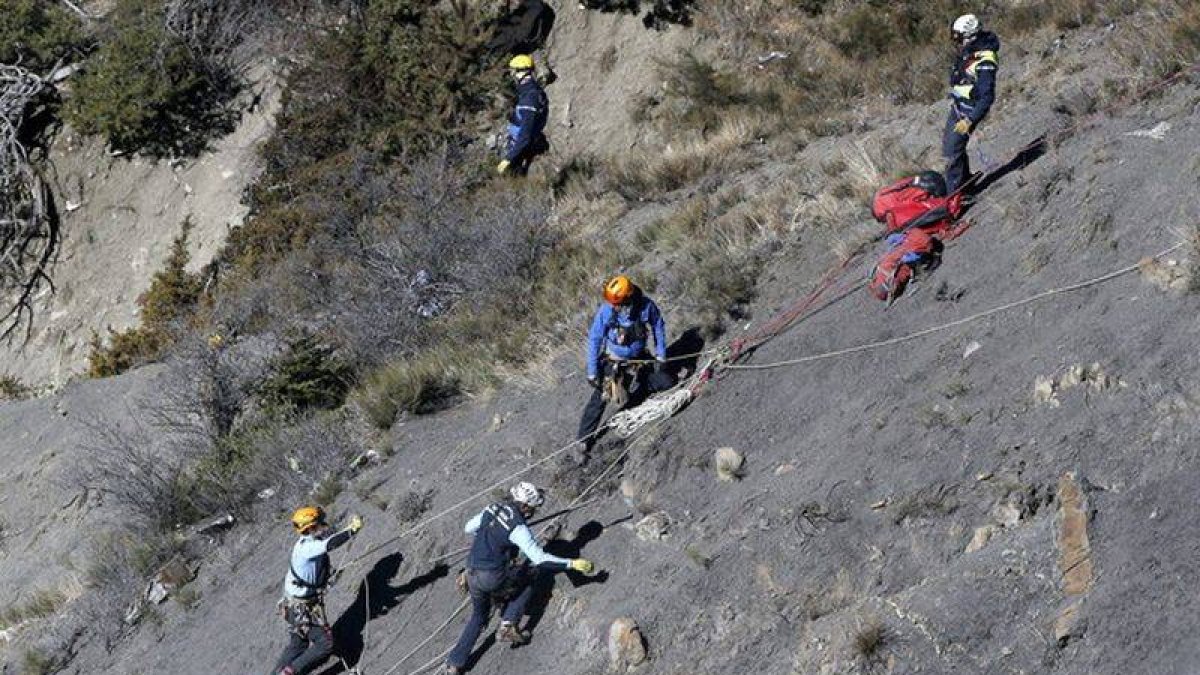 Los investigadores buscan la segunda caja negra entre las runas del avión accidentado de Germanwings en los Alpes.