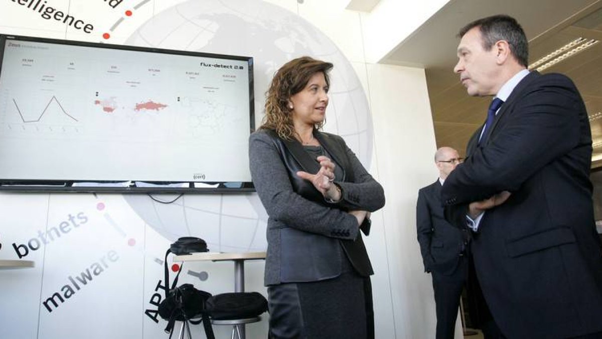 La viceconsejera de Política Económica, Empresa y Empleo, Begoña Hernández, visita las instalaciones del Inteco, acompañada por el director, Miguel Rego La viceconsejera de Economía visita las instalaciones del centro leonés