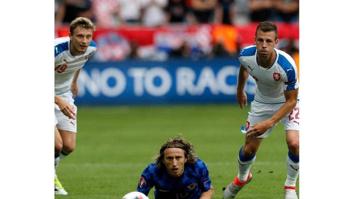 Modric, durante el encuentro ante la República Checa, antes de lesionarse. KOCHETKOV