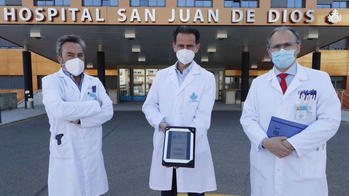 Los traumatólogos Enrique Damazo, Andrés Saldaña y Luis Gervás, con la app que entrará en funcionamiento esta semana. RAMIRO