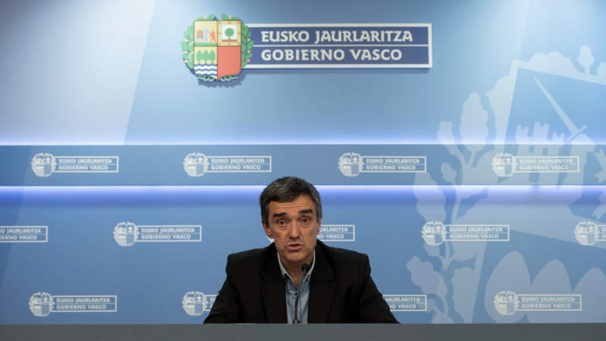 El secretario general de Paz y Covivencia, Jonan Fernández, ayer en rueda de prensa. A. RUIZ DE HIERRO