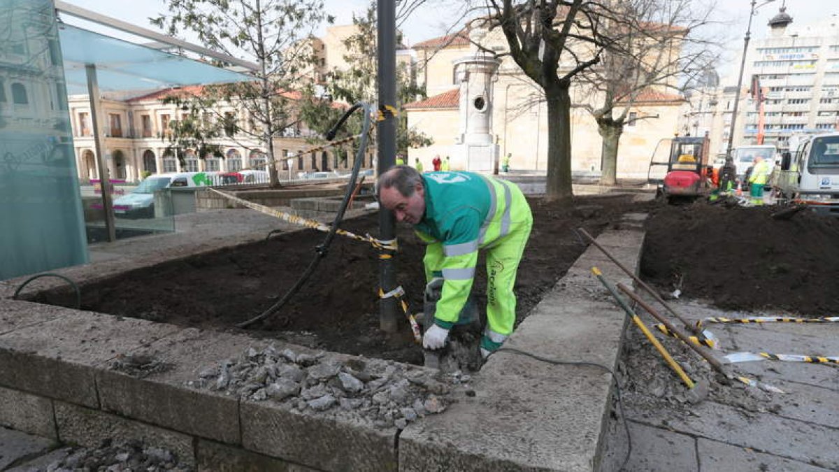 Los operarios de obras y la contratas de jardines trabajan estos días para que esté acabado antes de Semana Santa.