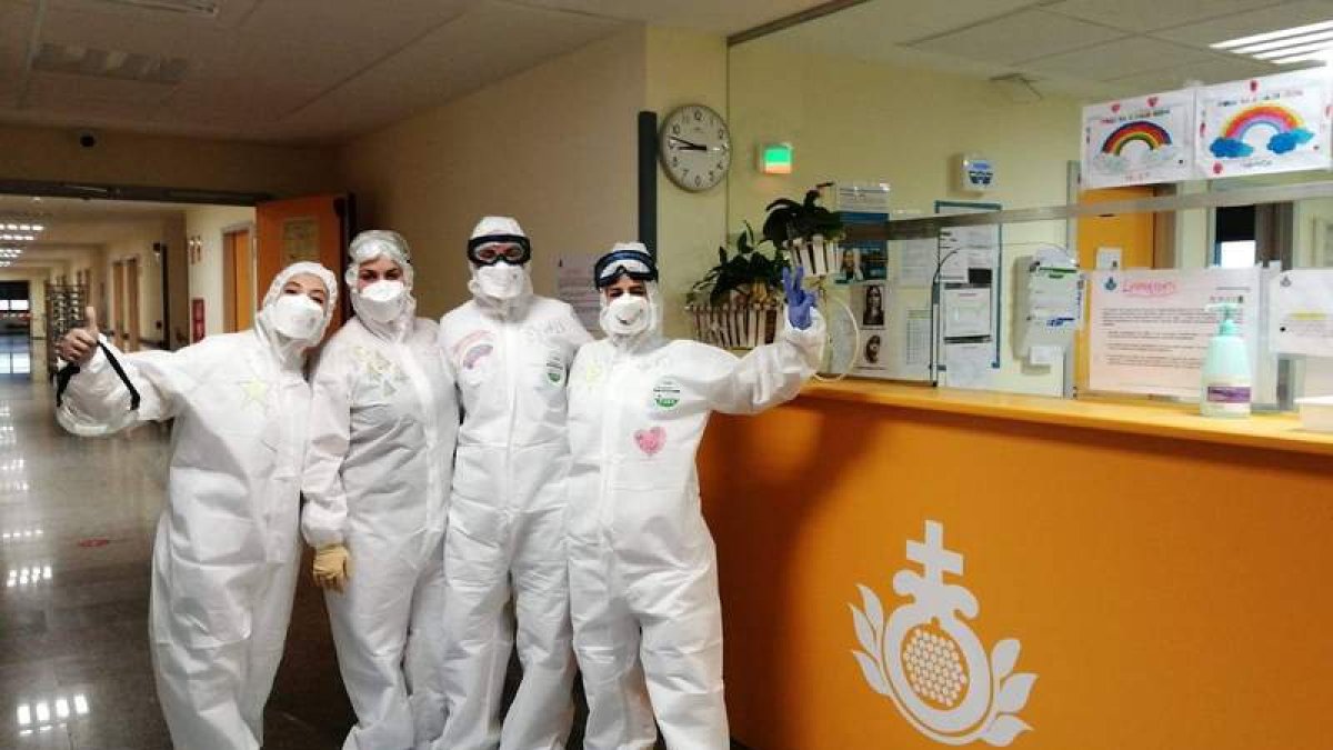 Parte del equipo Covid del Hospital San Juan de Dios, en plena pandemia entre los meses de marzo y abril. DL