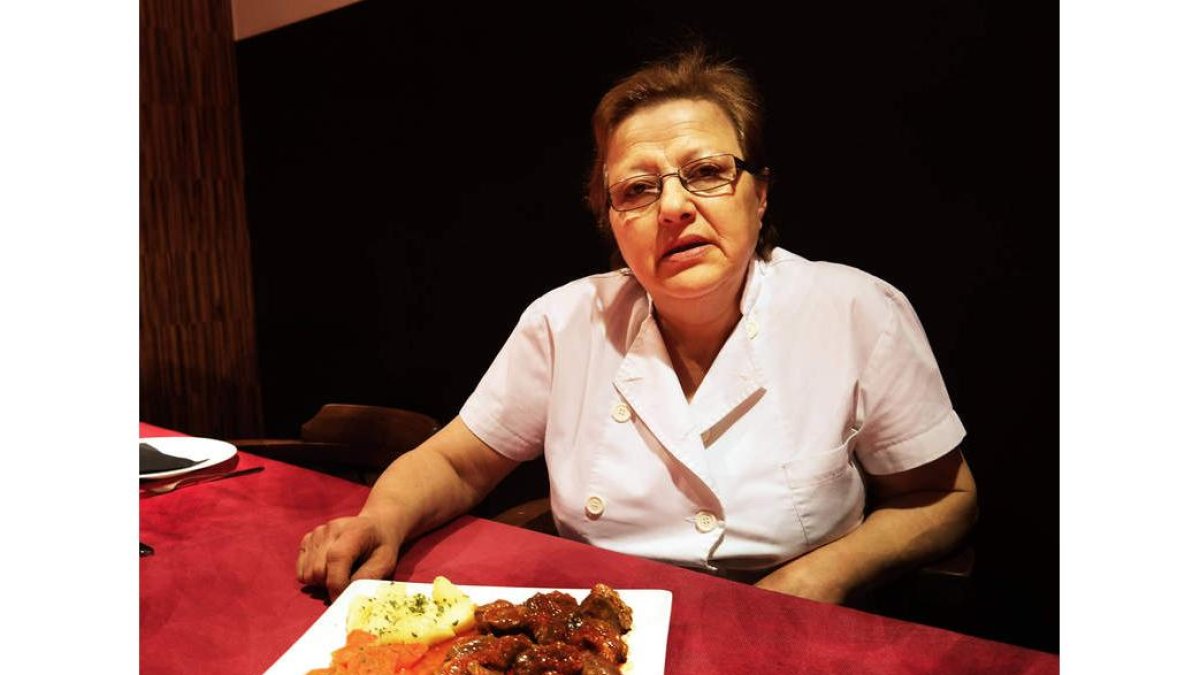 María Cristina García, cocinera deLa Oca, en el comedor del local reabierto.