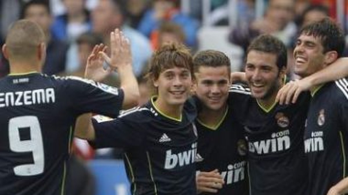 Higuaín, segundo por la derecha, celebra su tercer gol, con Benzema, Canales, Nacho y Kaká.