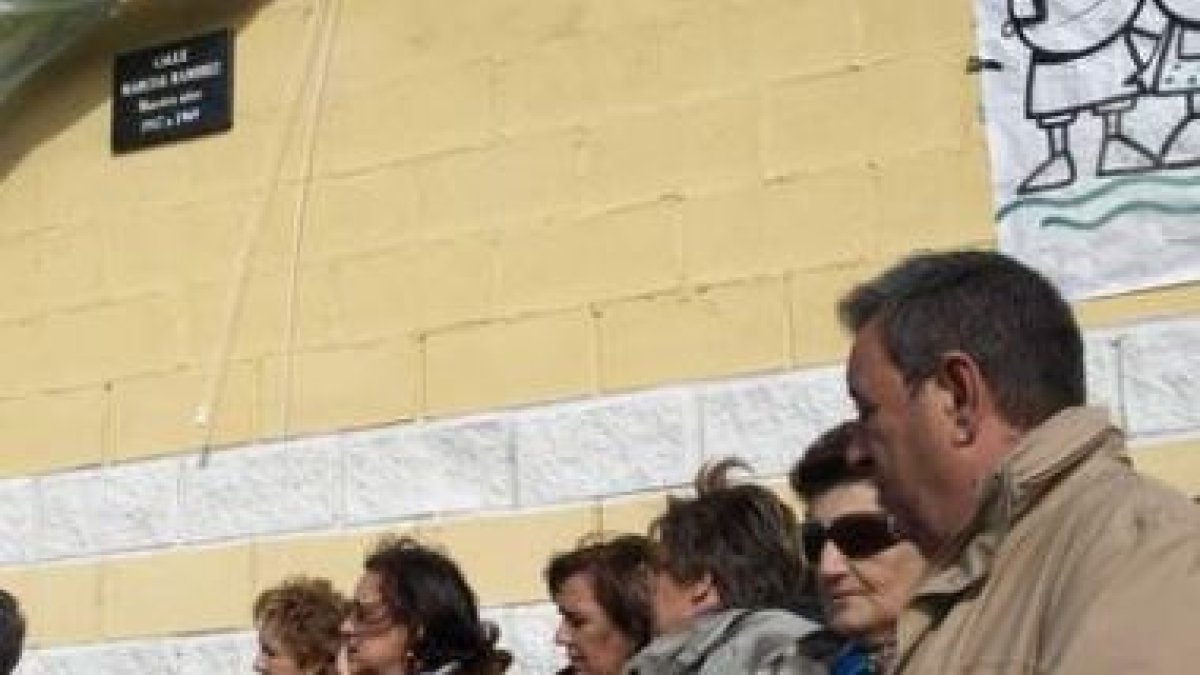 Los hijos y familiares del homenajeado, delante de la placa.