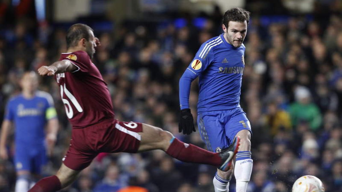 Juan Mata volvió a resultar decisivo en el triunfo del Chelsea al forzar un penalti.