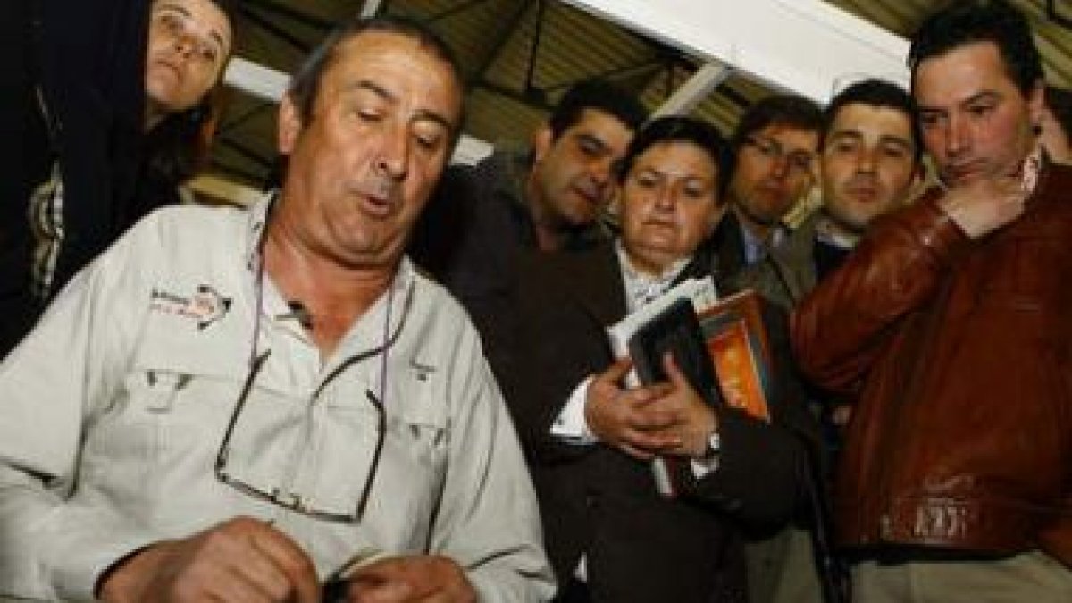 Los asistentes a la feria contemplan una de las demostraciones de pela del gallo de ayer