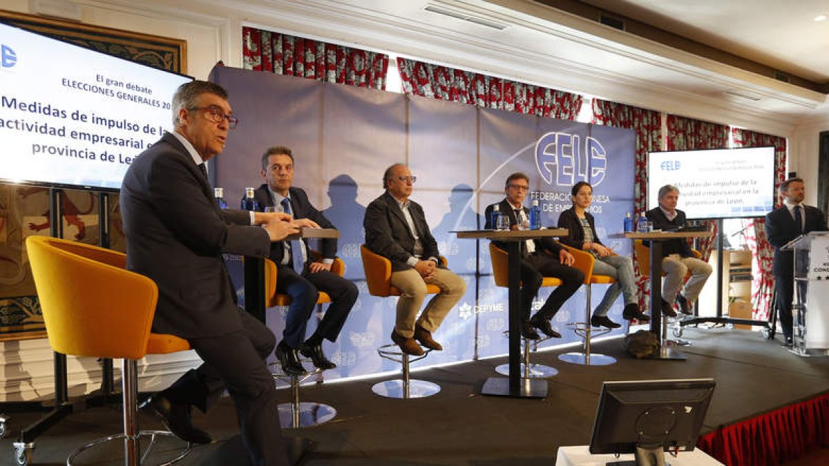Javier Cepedano con los cinco candidatos. JESÚS F. SALVADORES