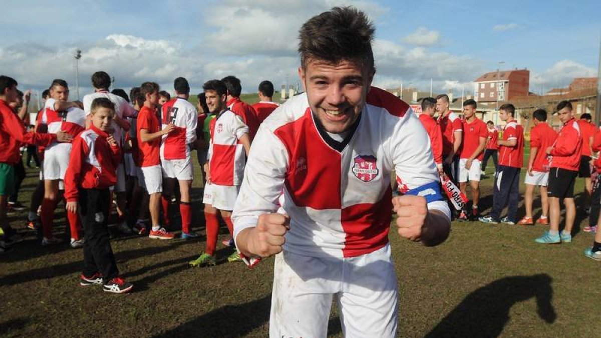 Emilio el capitán del Puente, celebra la permanencia en la División de Honor Juvenil
