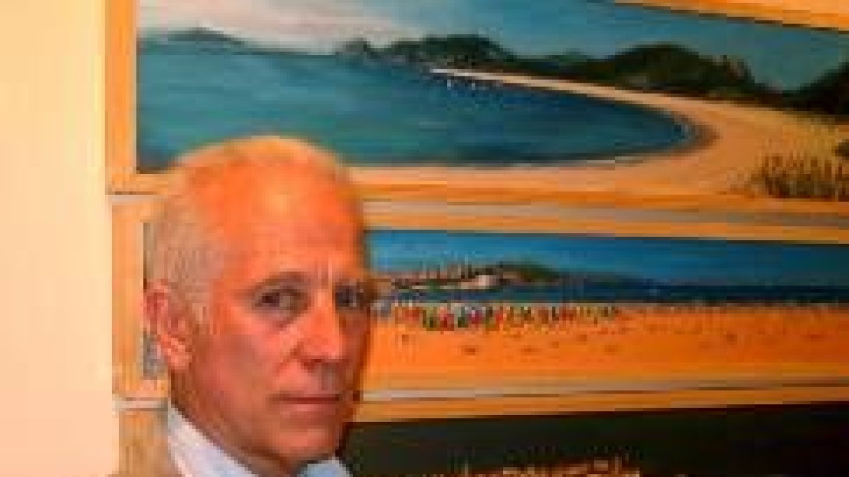 El artista asturiano Felipe del Campo posa junto a una de sus obras