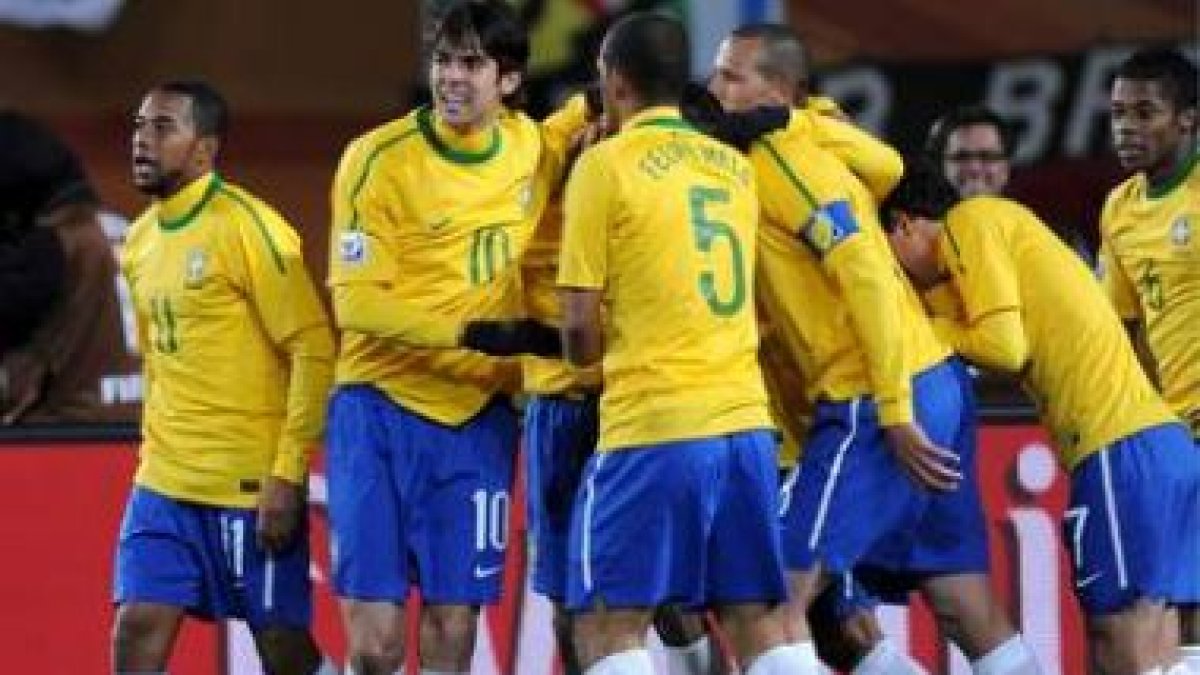 Los brasileños celebran el gol de su compañero Maicon.