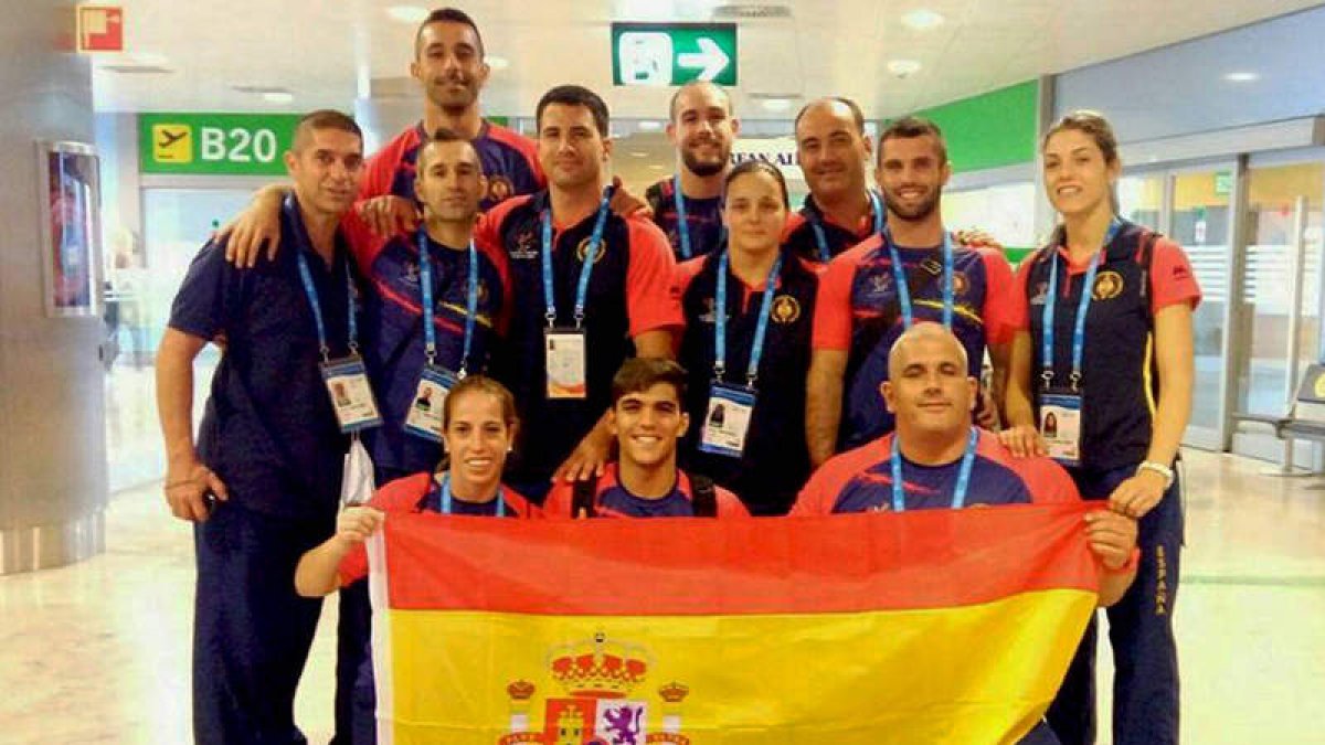 El leonés Yugueros, tras sus compañeros del equipo español.