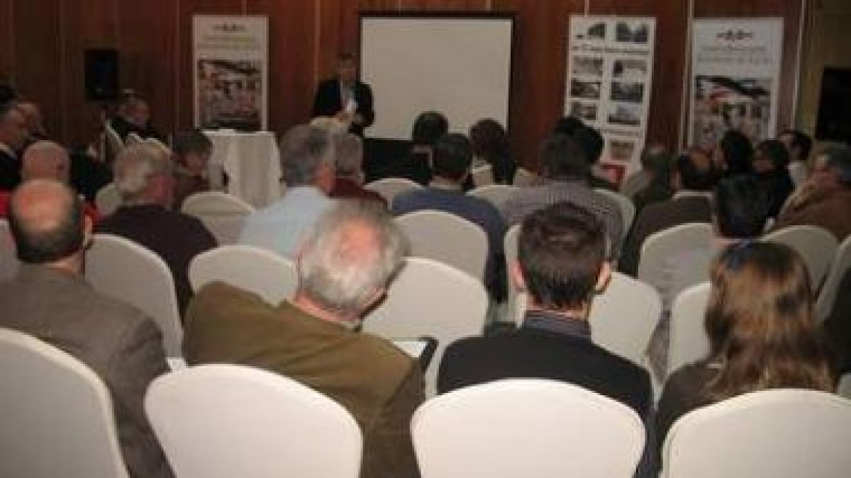 Fernández, con las asociaciones deportivas de León.