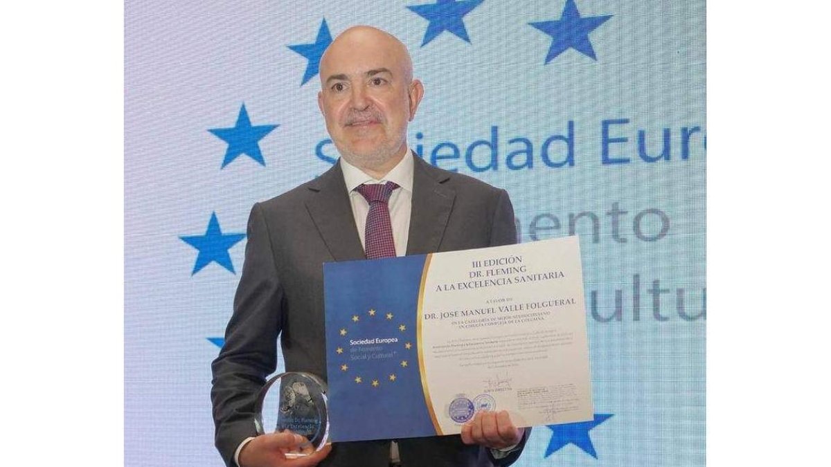 El neurocirujano Valle Folgueral con el premio. DL