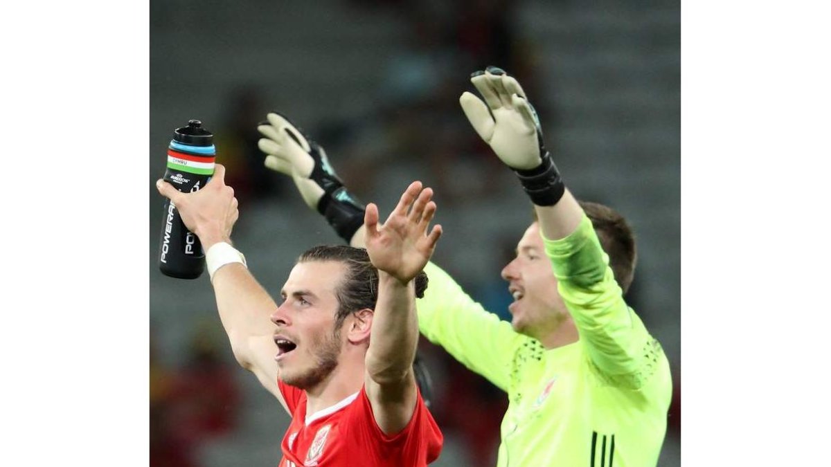 Gareth Bale y el portero Wayne Hennessey celebran el pase a semifinales de Gales. SRDJAN SUKI