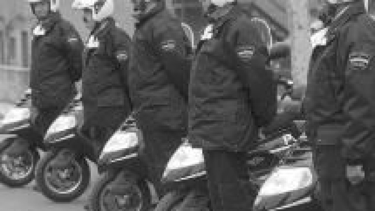 Efectivos de la policía de proximidad de la comisaría de Ponferrada, junto a sus motocicletas