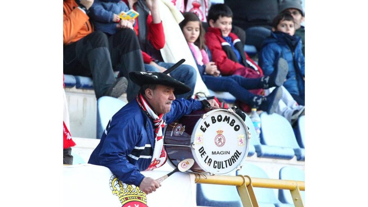 Manolo anima con su bombo a la Cultural