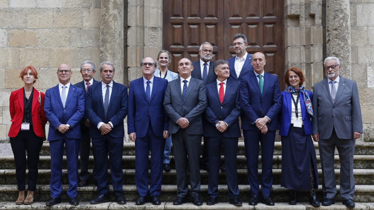 Los participantes en las jornadas de los Defensores del Pueblo de toda España. FERNANDO OTERO