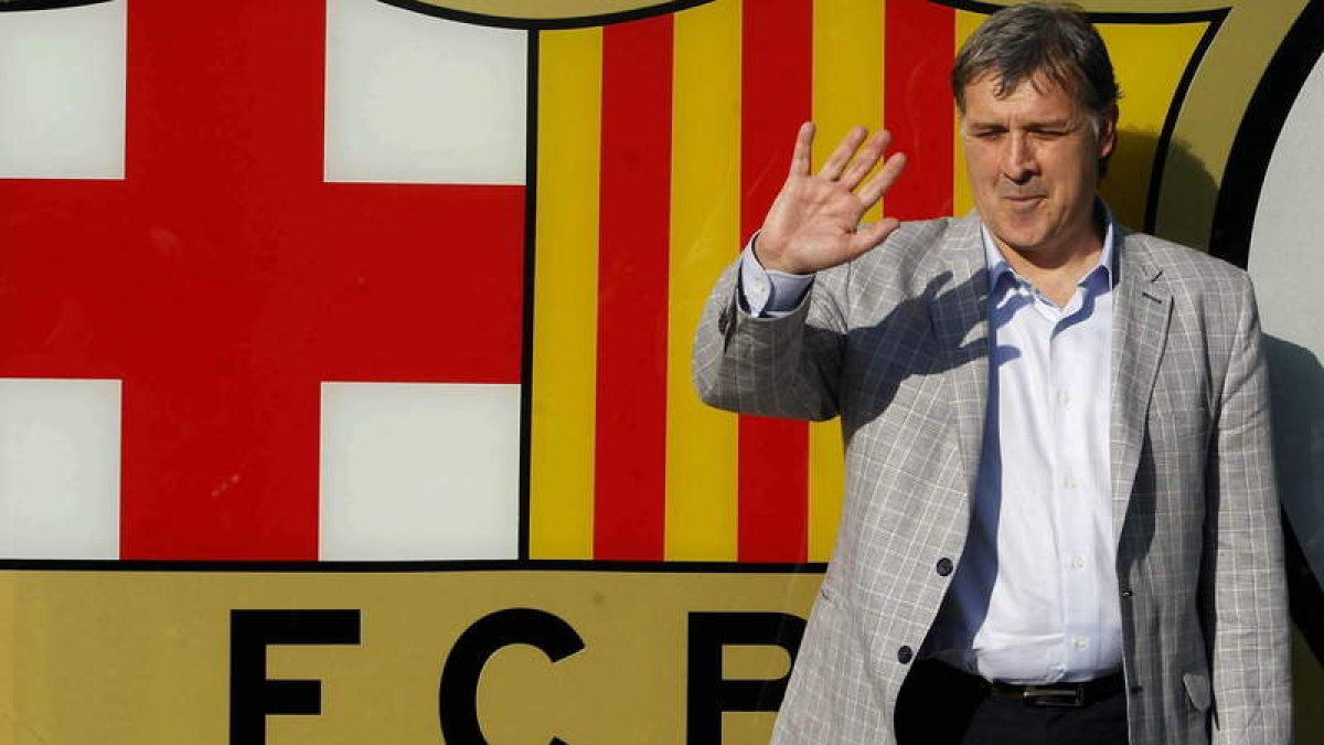 Tata Martino posa ante el escudo barcelonista, a su llegada a las oficinas del club azulgrana.