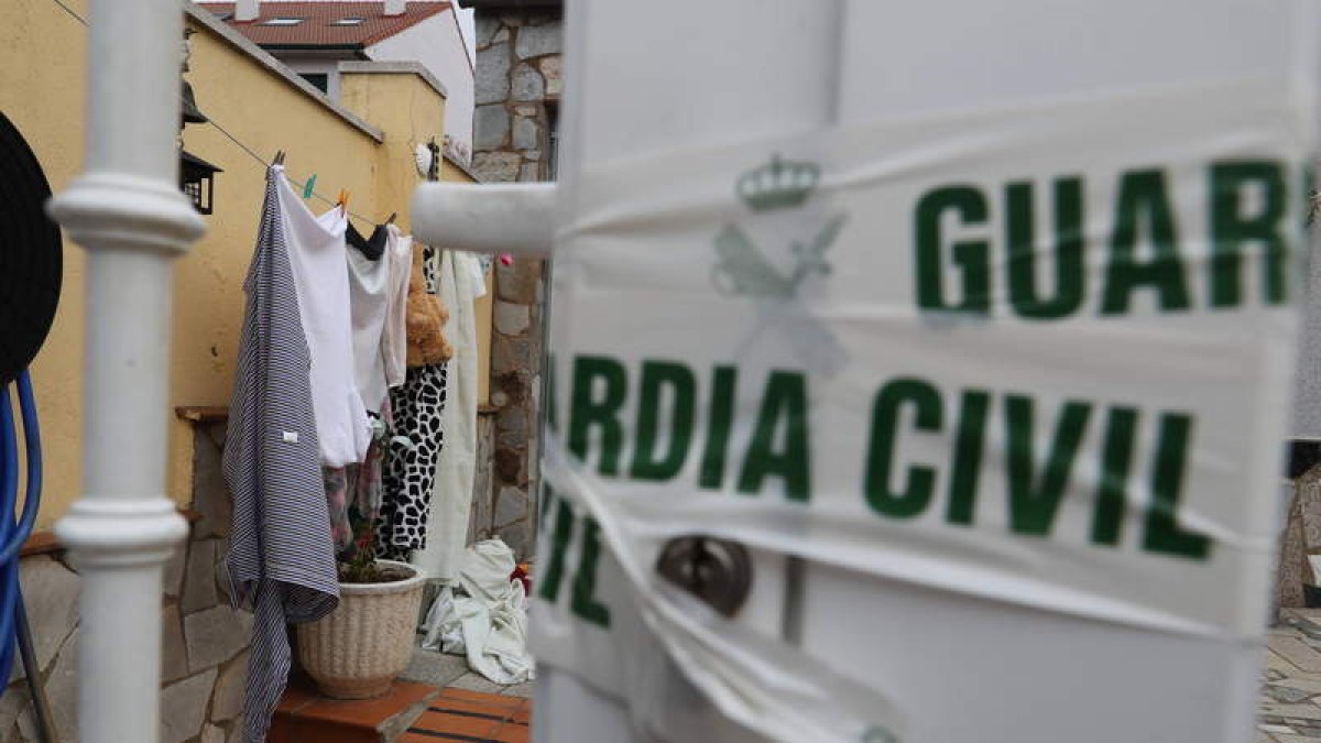 La Guardia Civil precintó la vivienda durante horas. RAMIRO