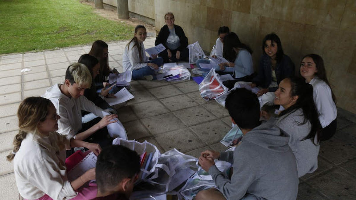 Los alumnos de La Anunciata, con el último repaso antes de entrar a Historia. FERNANDO OTERO