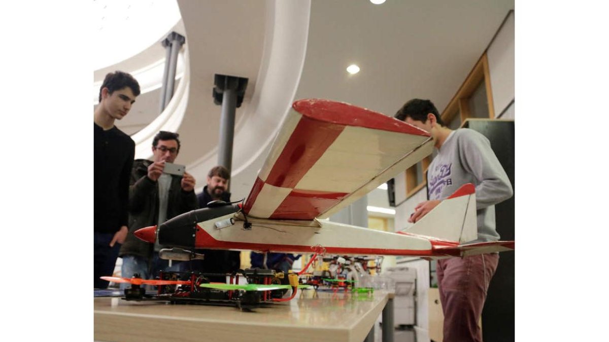 Una jornada técnica protagonizada por los drones en la Escuela de Ingenierías. SECUNDINO PÉREZ