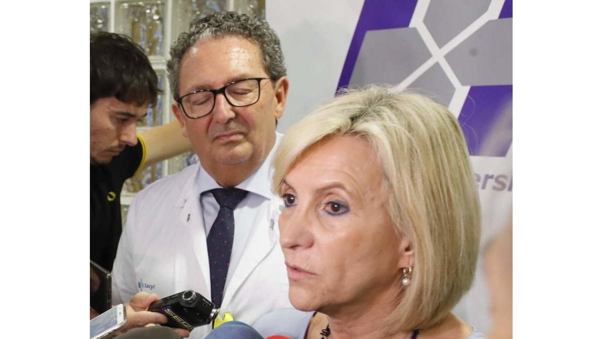 La consejera de Sanidad junto a Burón recientemente en León. RAMIRO.