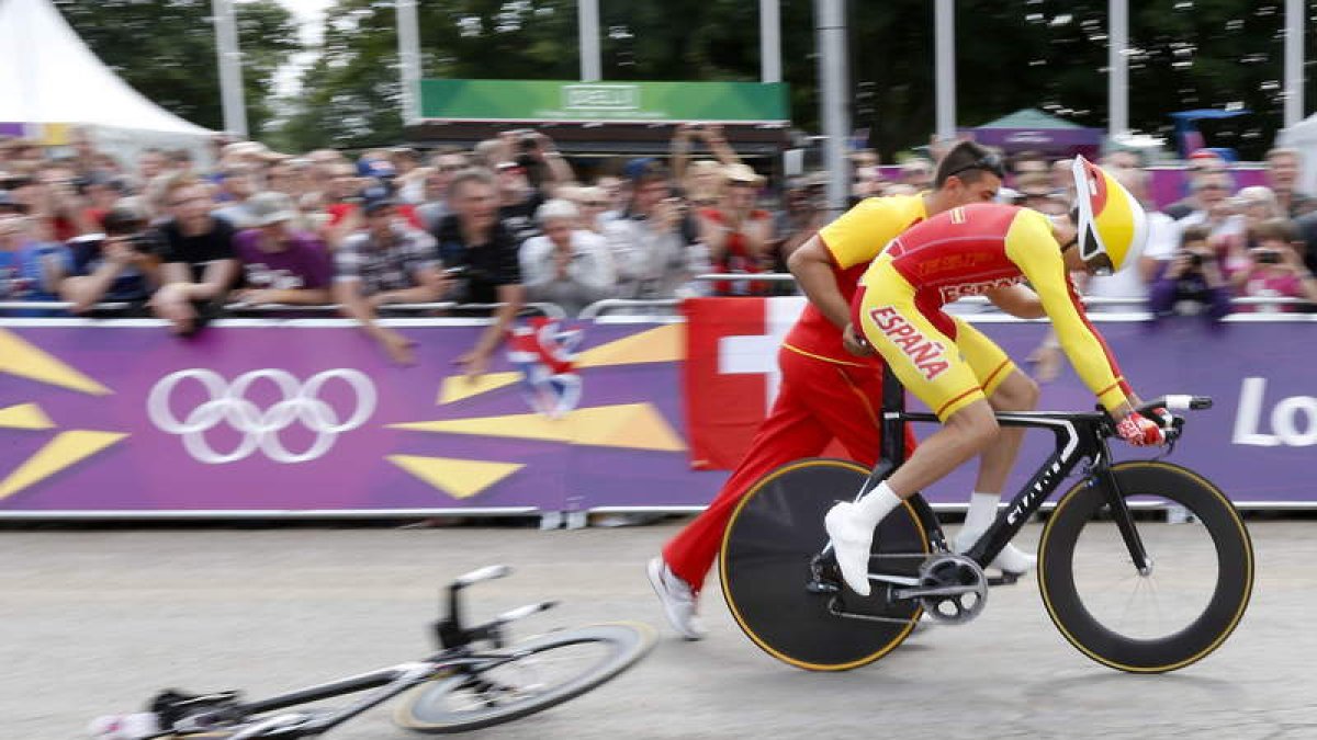 Luis León Sánchez cambia de bicicleta tras romper la cadena.