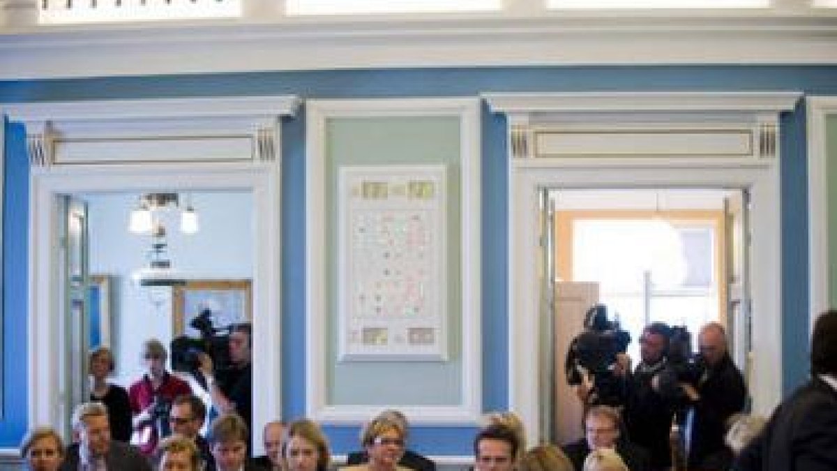 Los miembros del Parlamento islandés votan la moción para autorizar al Gobierno la solicitud.