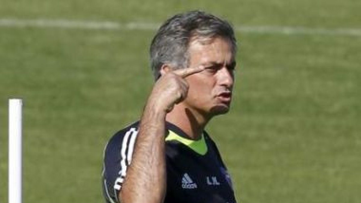 Jose Mourinho durante la suave sesión de recuperación que realizó tras el partido en Anoeta.