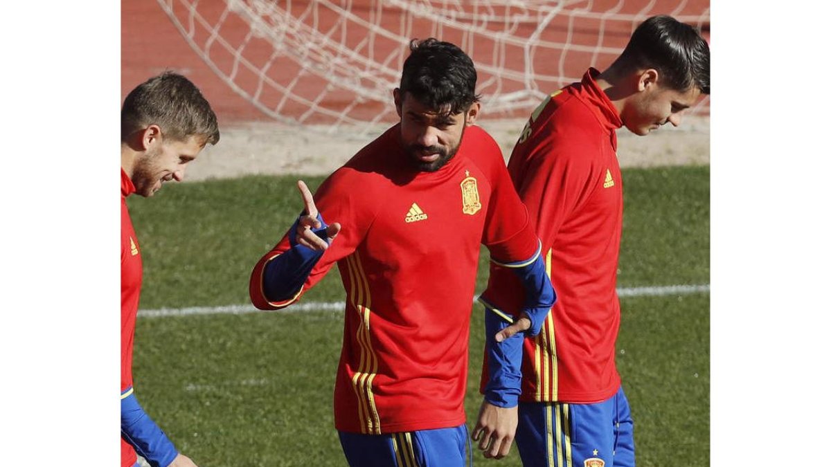 Costa, en el centro, durante el entrenamiento de ayer, antes de abandonar la concentración. J. C. HIDALGO