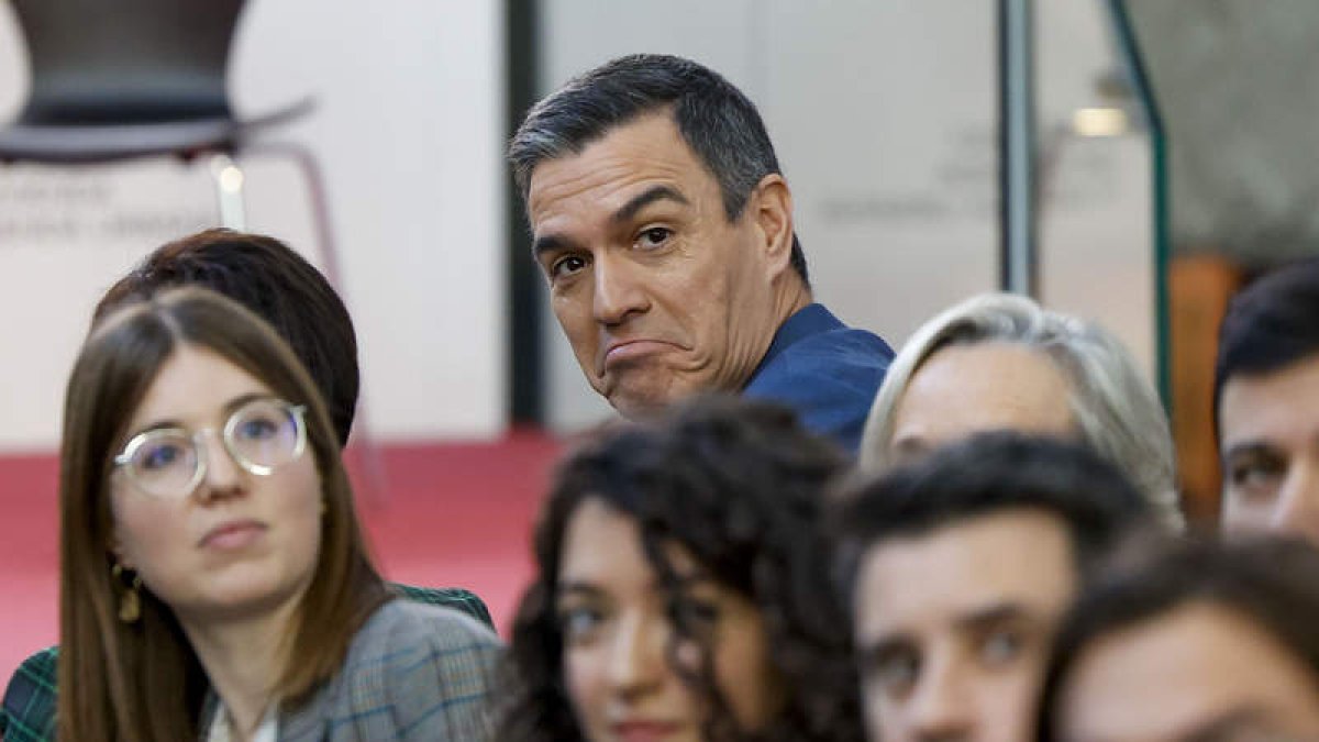 Pedro Sánchez este lunes rodeado de estudiantes de Arquitectura. CHEMA MOYA