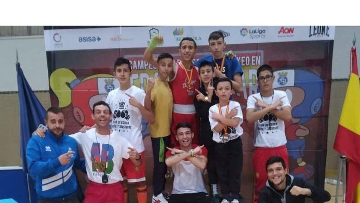Varios de los boxeadores del Fuerte y Constante que acudieron al campeonato de España.