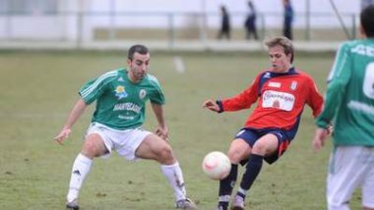 Aller, a la izquierda, volverá a ser una pieza clave en el equipo astorgano para este encuentro.