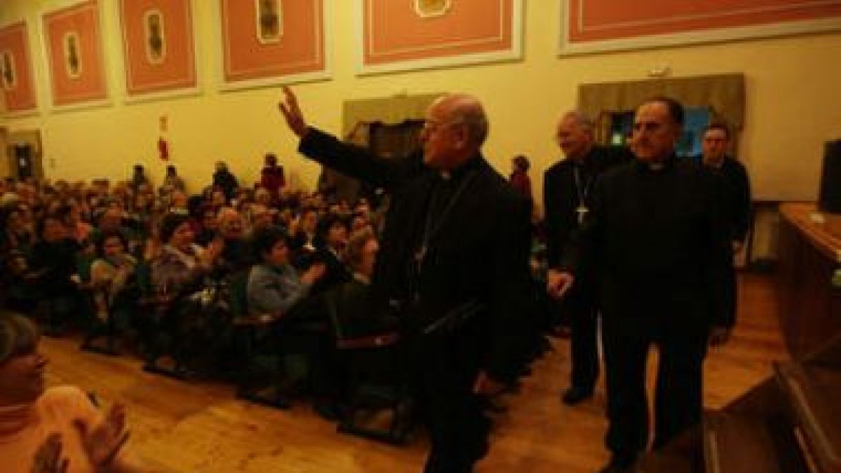 Blázquez saluda al público con monseñor Julián López a sus espaldas