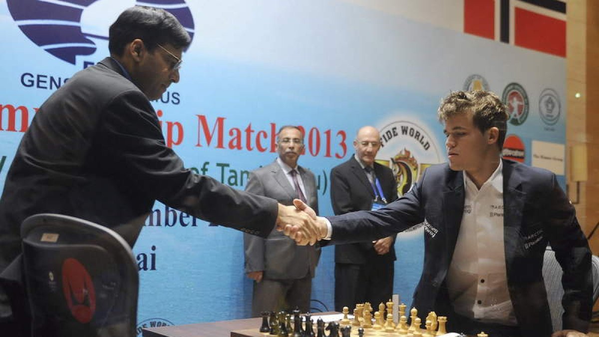 Carlsen saluda al jugador indio Anand.