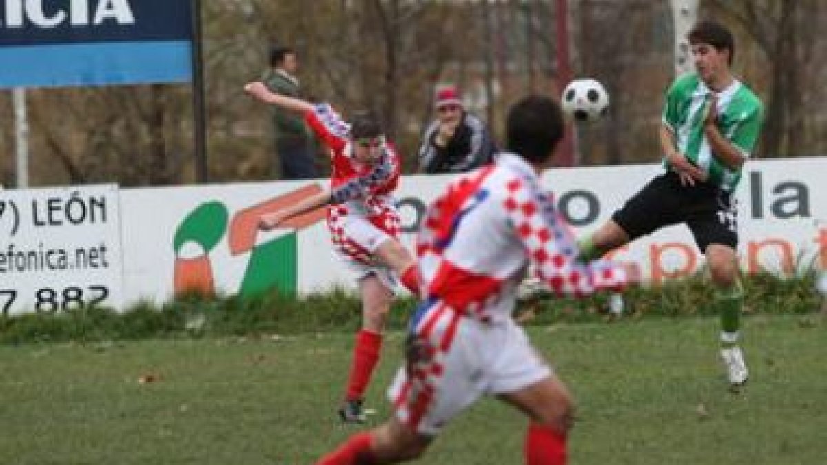 El equipo arlequinado no acertó en el remate final ante la portería cántabra.