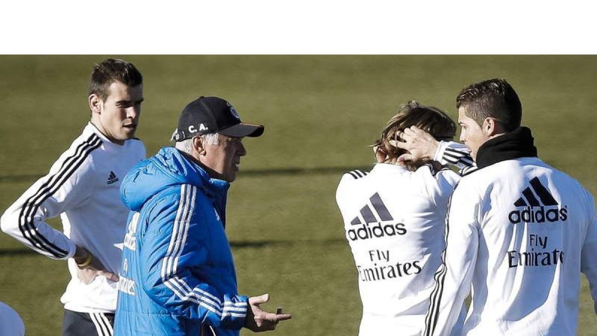 Carlo Ancelotti da instrucciones a los jugadores Gareth Bale y Cristiano Ronaldo.