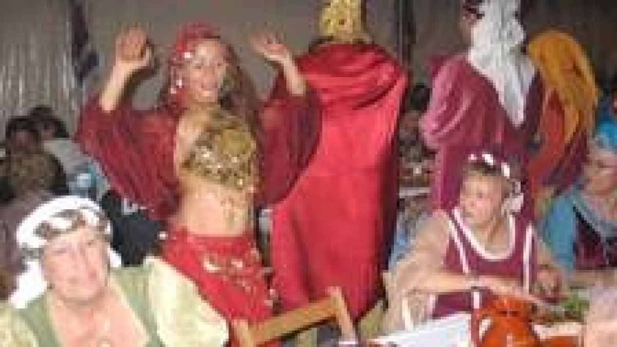 La cena medieval estuvo ambientada por teatro y danza del vientre