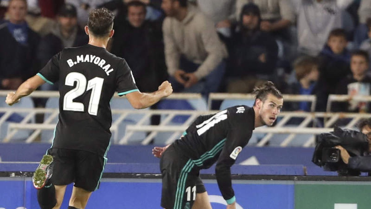 Mayoral, autor del primer tanto, celebra con Bale el gol que marcó el galés. J. E.