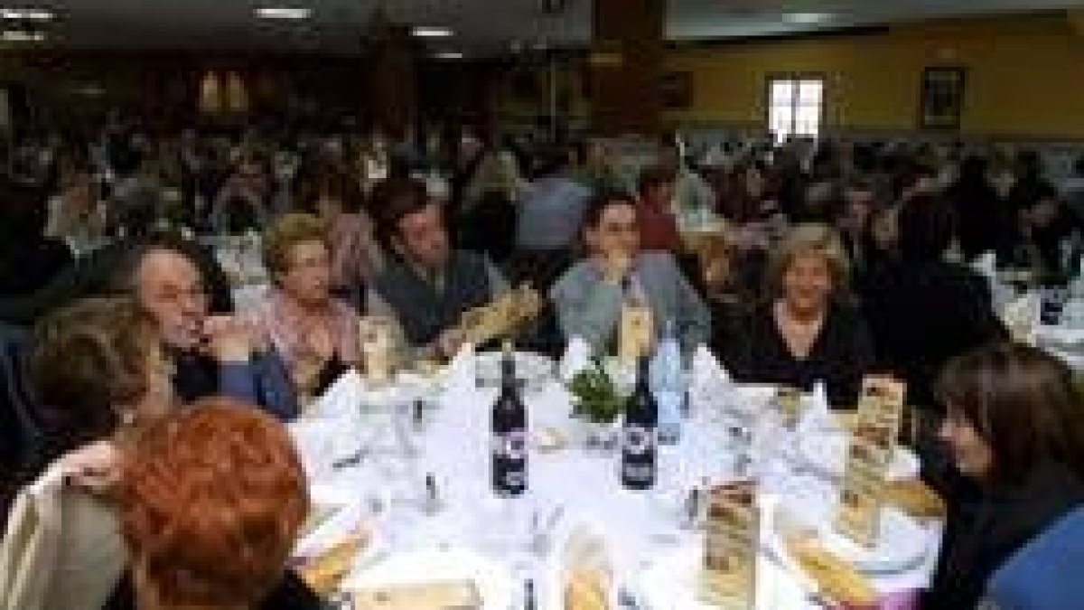 Más de doscientas personas acudieron ayer a la concurrida cena del Festival del Botillo