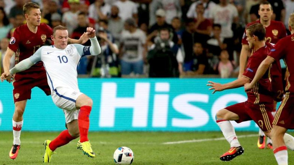 El inglés Rooney estuvo siempre muy vigilado por la defensa rusa. OLIVER WEIKEN