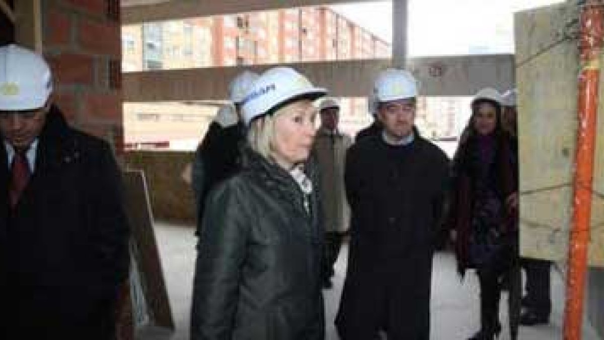 Amparo Valcarce visitó junto al alcalde de la ciudad y responsables de la constructora las obras, qu