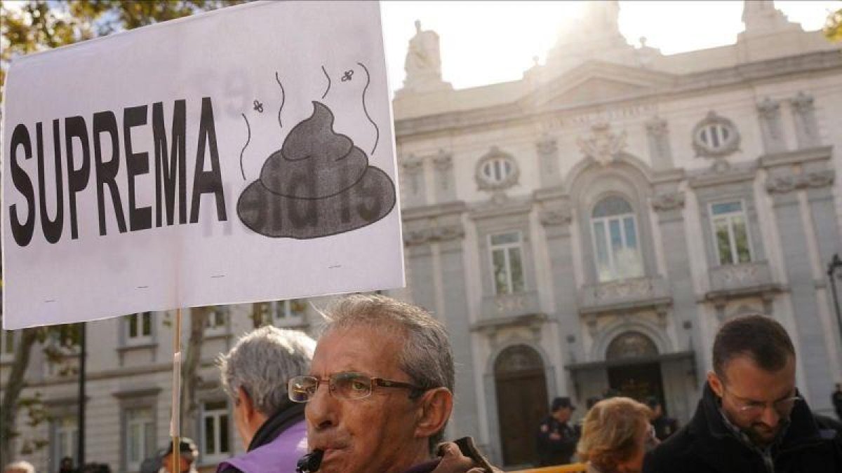 Protesta ante las puertas del Tribunal Supremo por la decisión de este tribunal sobre el pago del impuesto de las hipotecas.